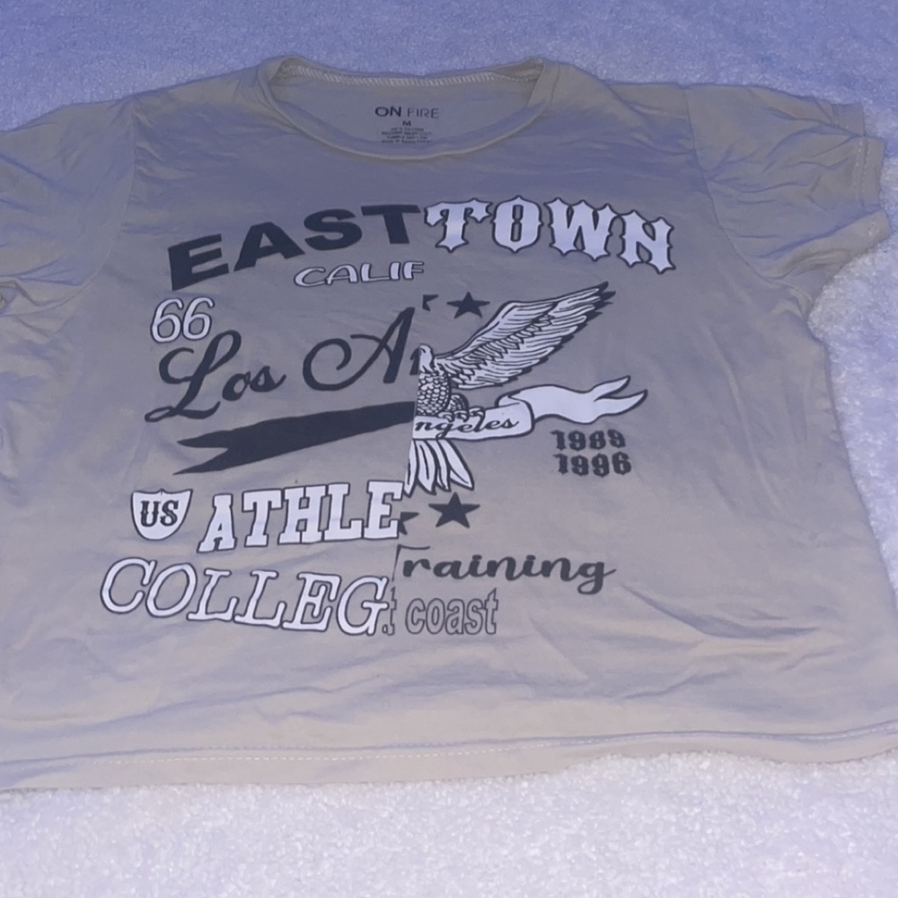 i’m selling this shirt size medium